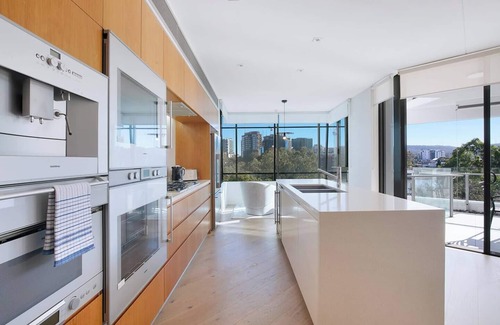 West End Apartamento | The Riveredge Chic Resort Style Luxury near CBD