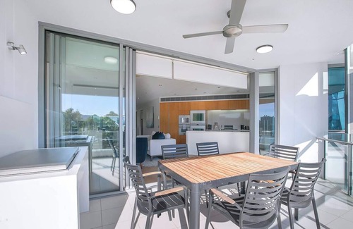 West End Apartamento | The Riveredge Chic Resort Style Luxury near CBD