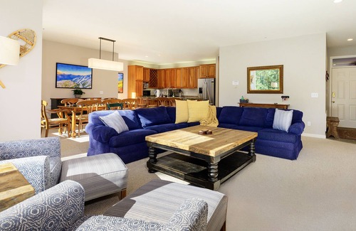 Old Town Condominio | The Riverside Sanctuary: Cozy Old Town Escape