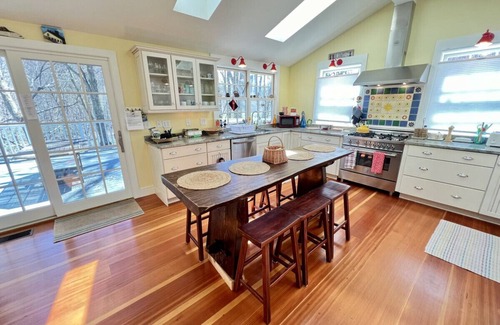 West Arlington Casa | The Riverside Treehouse