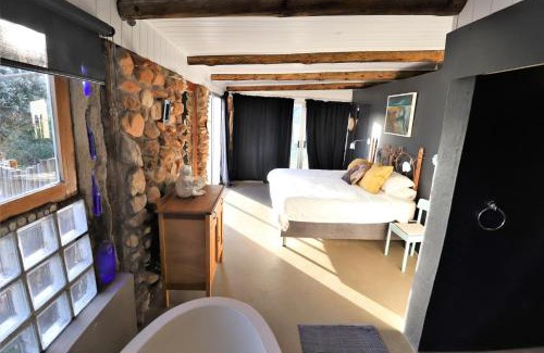 Napier Casa | The Riverstone - Romantic Hideaway by the River - loadshedding free!