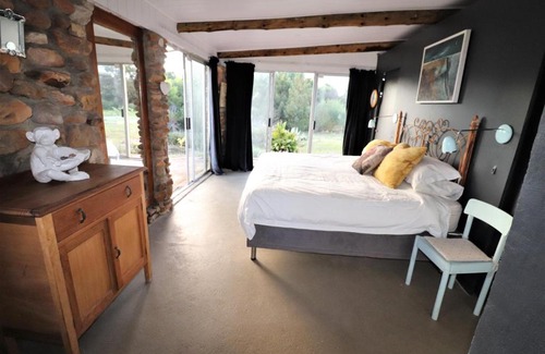 Napier Casa | The Riverstone - Romantic Hideaway by the River - loadshedding free!