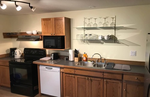 Quesnel Casa | The Riverwalk House, WALK DOWN Suite