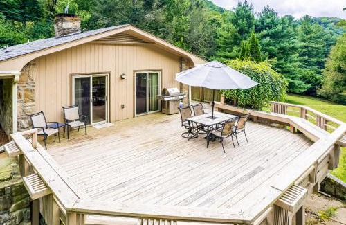 Waynesville Casa | The Rock House at Big Bear Estates