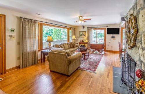 Waynesville Casa | The Rock House at Big Bear Estates