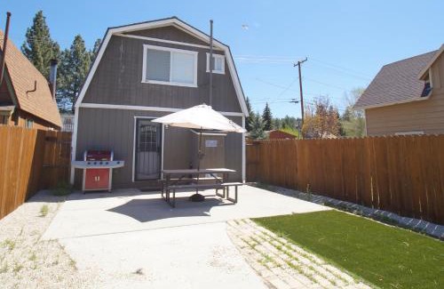 Big Bear City Casa | The Rock House - Walk to Big Bear Snow Play! Walk to Oktoberfest! Perfect weekend getaway!