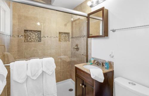 Big Bear City Casa | The Rock House - Walk to Big Bear Snow Play! Walk to Oktoberfest! Perfect weekend getaway!