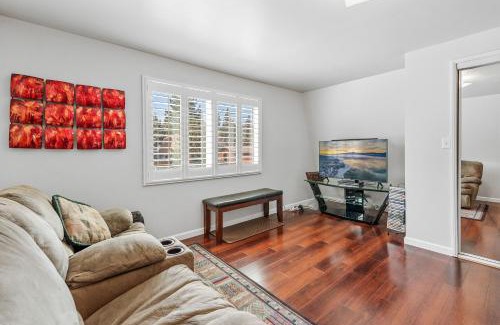 Big Bear City Casa | The Rock House - Walk to Big Bear Snow Play! Walk to Oktoberfest! Perfect weekend getaway!