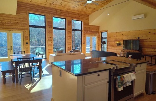 Faber Cabina | The Rockfish River Cabin,Private,River Sounds, Stunning views! 10 min to Rt 151!