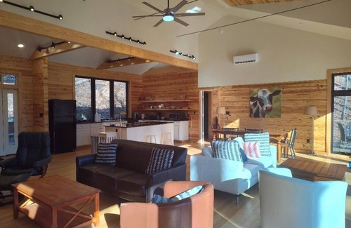 Faber Cabina | The Rockfish River Cabin,Private,River Sounds, Stunning views! 10 min to Rt 151!