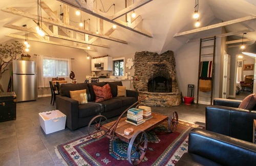 Idyllwild Cabina | Rockhouse en 11 chimeneas / puerta verde