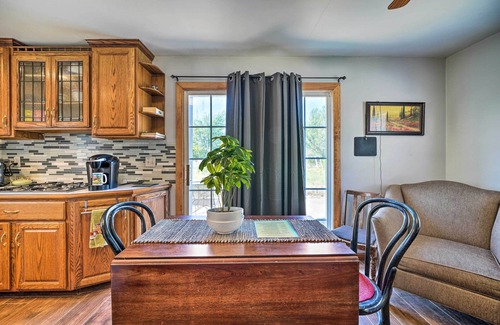 Tower Heights Cabaña | ¡NUEVO! Cozy Rock Cottage w / Deck -12 Mi a Dwtn Tulsa