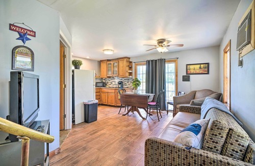 Tower Heights Cabaña | ¡NUEVO! Cozy Rock Cottage w / Deck -12 Mi a Dwtn Tulsa