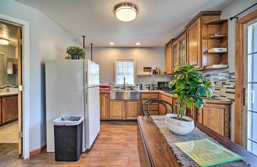 Tower Heights Cabaña | ¡NUEVO! Cozy Rock Cottage w / Deck -12 Mi a Dwtn Tulsa