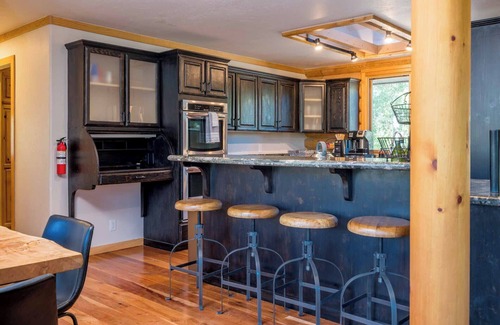 Hailey Cabina | The Rodeo Cabin on 5 Acres | Hot Tub, Peloton Bike, and Pet-Friendly!