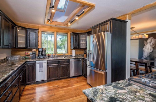 Hailey Cabina | The Rodeo Cabin on 5 Acres | Hot Tub, Peloton Bike, and Pet-Friendly!