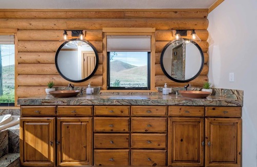 Hailey Cabina | The Rodeo Cabin on 5 Acres | Hot Tub, Peloton Bike, and Pet-Friendly!