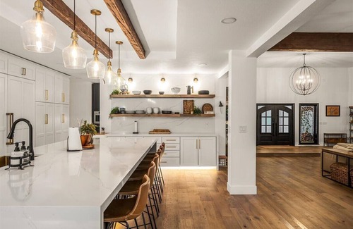 Chicago Park Casa | The Rollins Cove Retreat - Luxury Lakefront for unforgettable getaways.