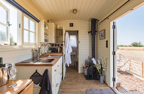 St Mary's Bay Cabina | The Romney - a Shepherds Hut by Bloom Stays that sleeps 4 guests in 1 bedroom