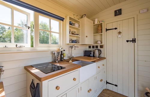 St Mary's Bay Cabina | The Romney - a Shepherds Hut by Bloom Stays that sleeps 4 guests in 1 bedroom
