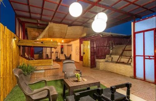 East of Kailash Cama Y Desayuno | The Rooftop Hideout