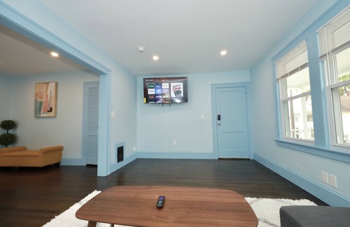 Center Apartamento | The Roosevelt 1, near mall, sleeps 6, Stylish, Parking, quiet area