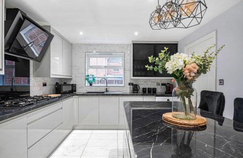 Chafford Hundred Casa | The Roost Group - 8-Bed Home, 5 Mins to M25&A13