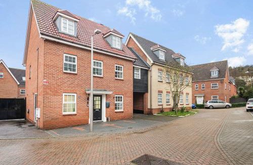 Chafford Hundred Casa | The Roost Group - 8-Bed Home, 5 Mins to M25&A13
