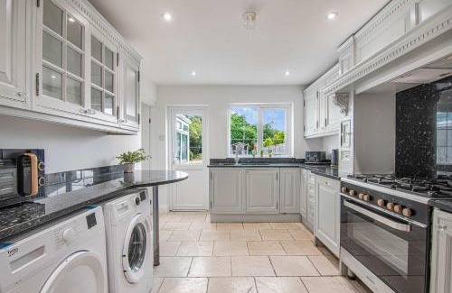 Brands Hatch Casa | The Roost Group - Brands Hatch 6 Bedroom Home