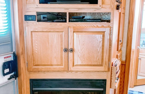 Lydia Casa | The Roost - LQ Horse Trailer - Farm Stay Petting Zoo Experience -5 mins off I-95
