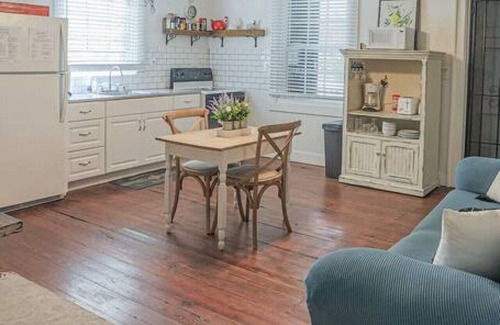 Estate East Street Apartamento | The Rooster’s Perch - A Quaint Island Homestead