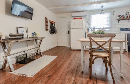 Estate East Street Apartamento | The Rooster’s Perch - A Quaint Island Homestead