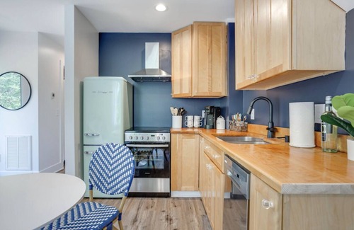 Southwest Raleigh Apartamento | The Rose Garden Retreat - NC State /Cameron Village/PNC Park