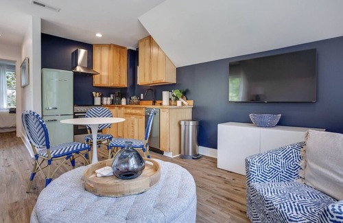 Southwest Raleigh Apartamento | The Rose Garden Retreat - NC State /Cameron Village/PNC Park