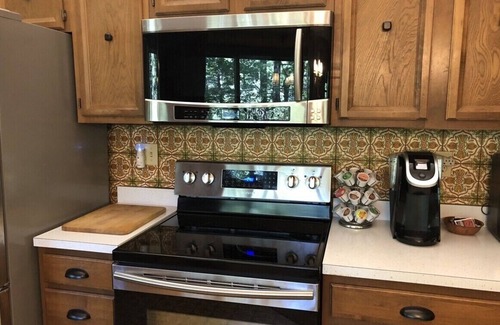 Hendersonville Cabina | The Round House at Indian Cove; Mountain Cabin on 8 acres w/ Tree House Views.