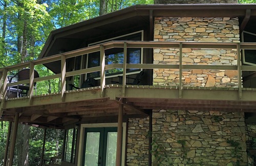 Hendersonville Cabina | The Round House at Indian Cove; Mountain Cabin on 8 acres w/ Tree House Views.