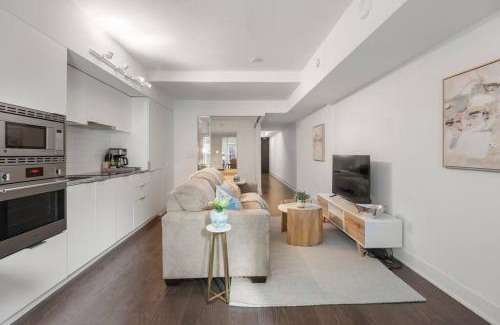 Bay Cloverhill Apartamento | The Royal Nest in Downtown Toronto!
