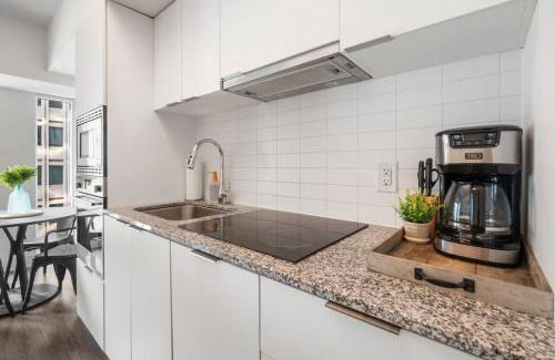 Bay Cloverhill Apartamento | The Royal Nest in Downtown Toronto!