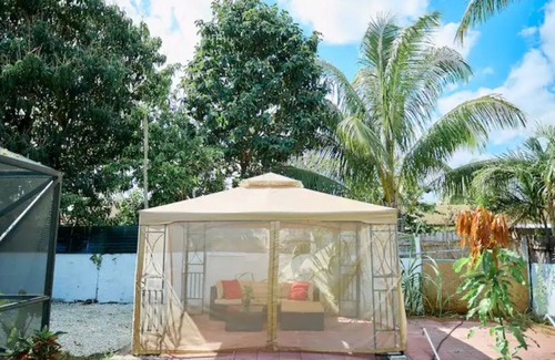 Lake Worth Corridor Casa | The Royal Oasis heated pool