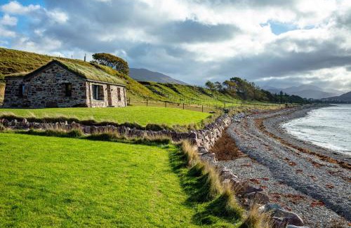 Ullapool Casa | The Ruin - Wood fired hot tub - Lochside - Dog friendly