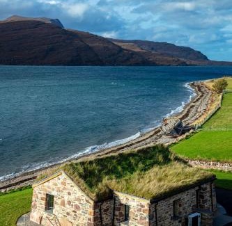 Ullapool Casa | The Ruin - Wood fired hot tub - Lochside - Dog friendly