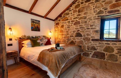 Ullapool Casa | The Ruin - Wood fired hot tub - Lochside - Dog friendly