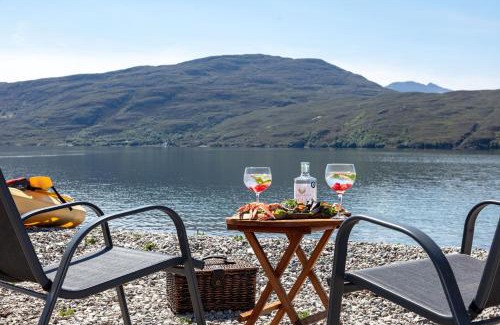 Ullapool Casa | The Ruin - Wood fired hot tub - Lochside - Dog friendly