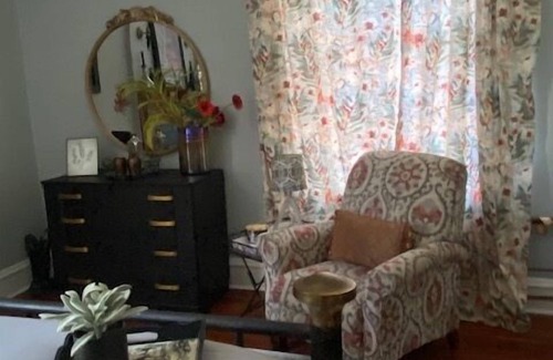 Laurel Cama Y Desayuno | The Rumble Room, Jenny's Downtown Hideaway Bed and Breakfast-The Rumble Room