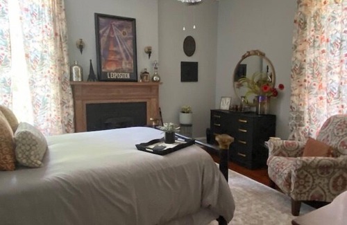 Laurel Cama Y Desayuno | The Rumble Room, Jenny's Downtown Hideaway Bed and Breakfast-The Rumble Room