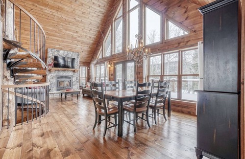 Notre-Dame-de-Pontmain Cabina | The Rustik Refuge a beautiful river view/spa chalet
