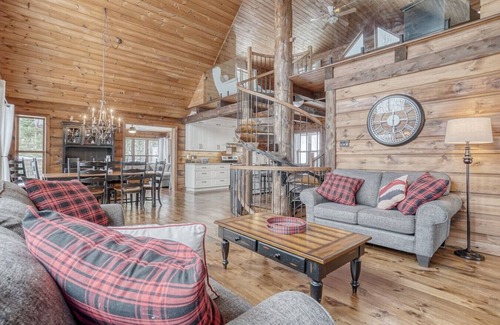 Notre-Dame-de-Pontmain Cabina | The Rustik Refuge a beautiful river view/spa chalet