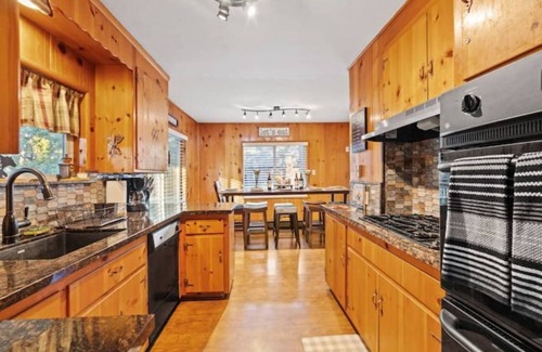 Mi-Wuk Village Cabina | The Rustic Bear and Cozy Cabin