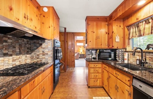 Mi-Wuk Village Cabina | The Rustic Bear and Cozy Cabin