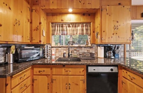 Mi-Wuk Village Cabina | The Rustic Bear and Cozy Cabin